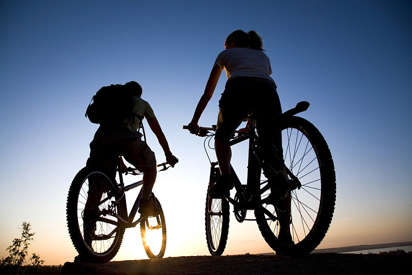 couple on bicycles